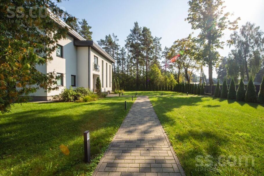 Ezeru iela 17, Jūrmala — maja