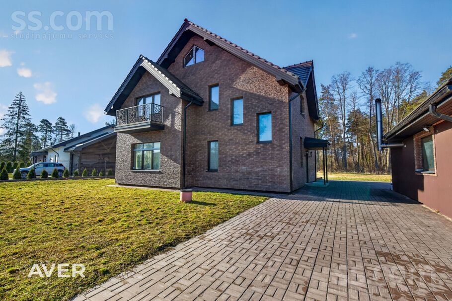 Mencu iela 17, Garupe, Carnikavas nov. — maja