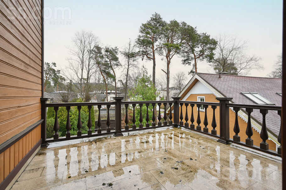 Omnibusa iela 8b, Jūrmala — maja