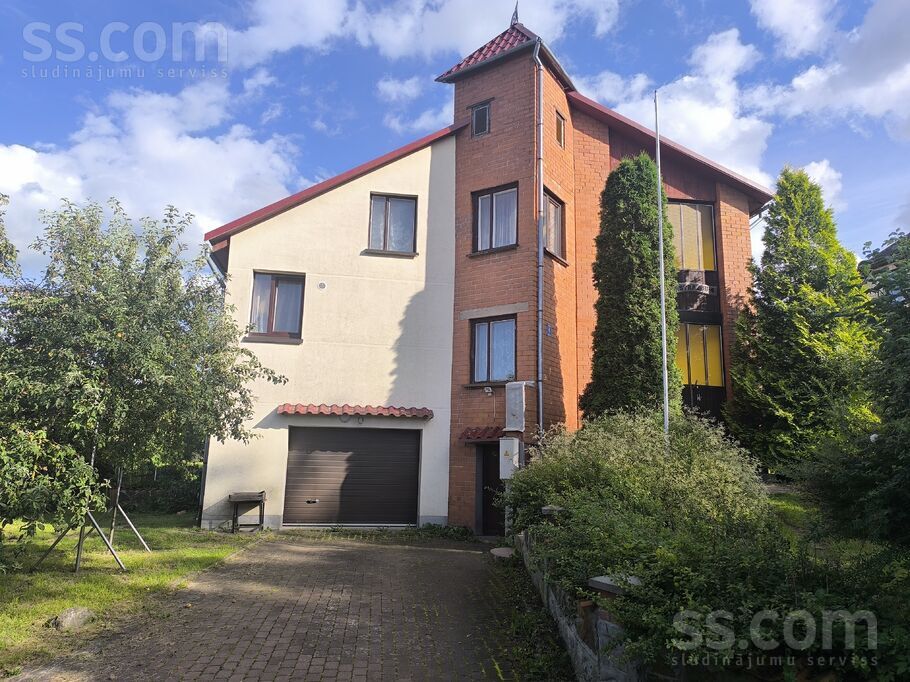 Strazdu iela 4, Madona un raj., Madona — maja