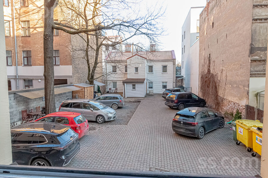 Čaka 80, Rīga — maja