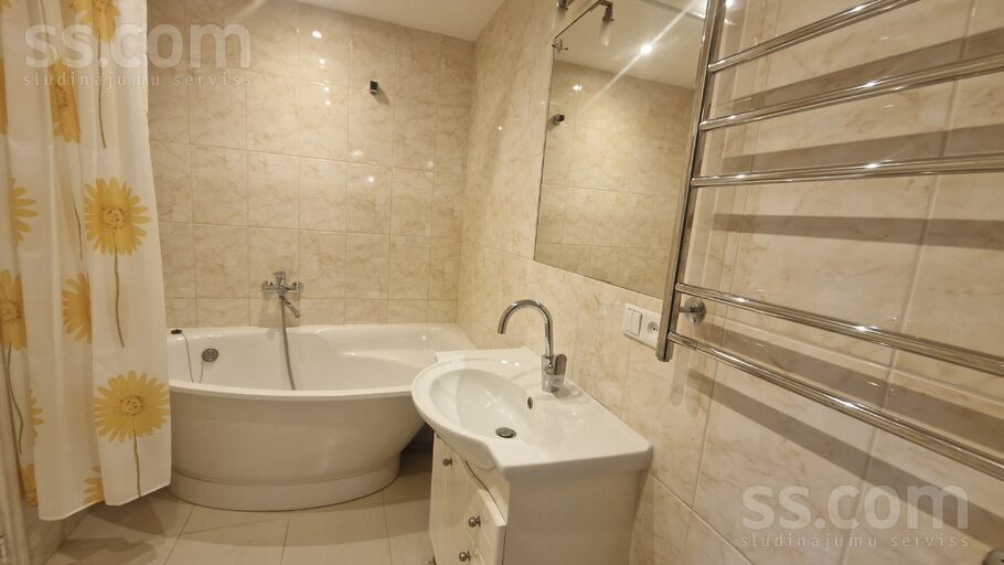 Birznieka-Upīša 15, Rīga — maja