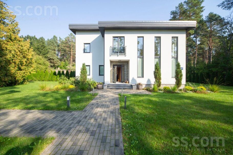 Ezeru iela 17, Jūrmala — maja