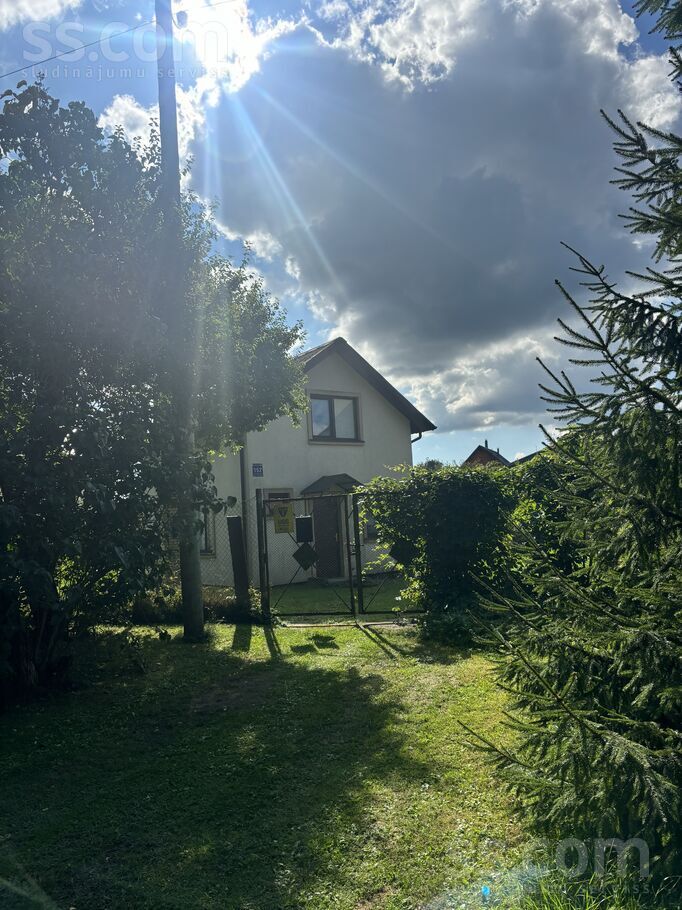 Dārziņu 152, Rīga — maja