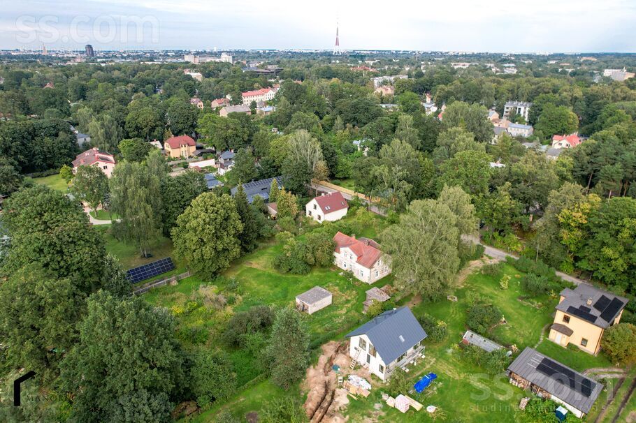 Dīķa 21, Rīga — maja