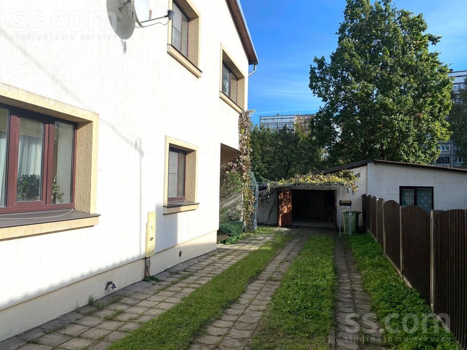 Zileņu, Rīga — maja