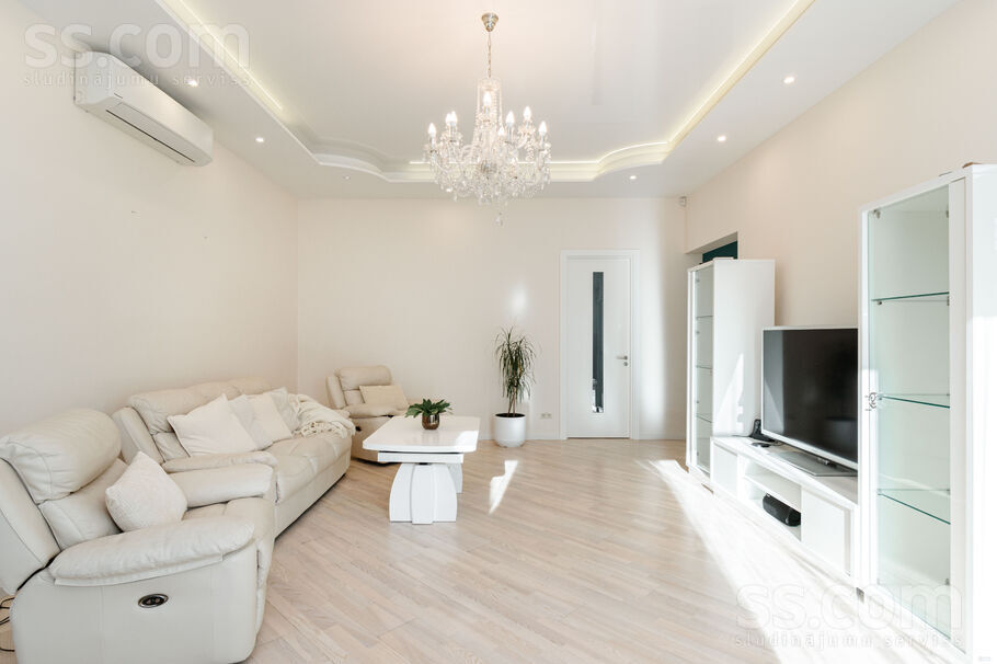 Ezerparka iela, Berģi, Rīgas rajons, Garkalnes nov. — maja