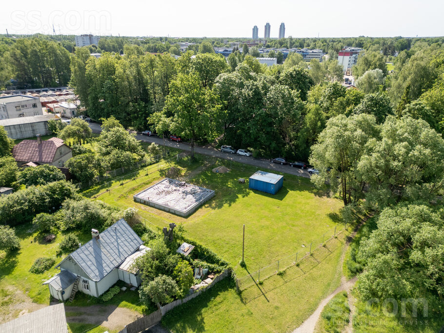 Endzelīna 54, Rīga — zeme
