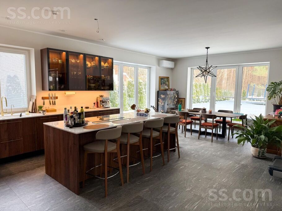 Ezeru iela 17, Jūrmala — maja