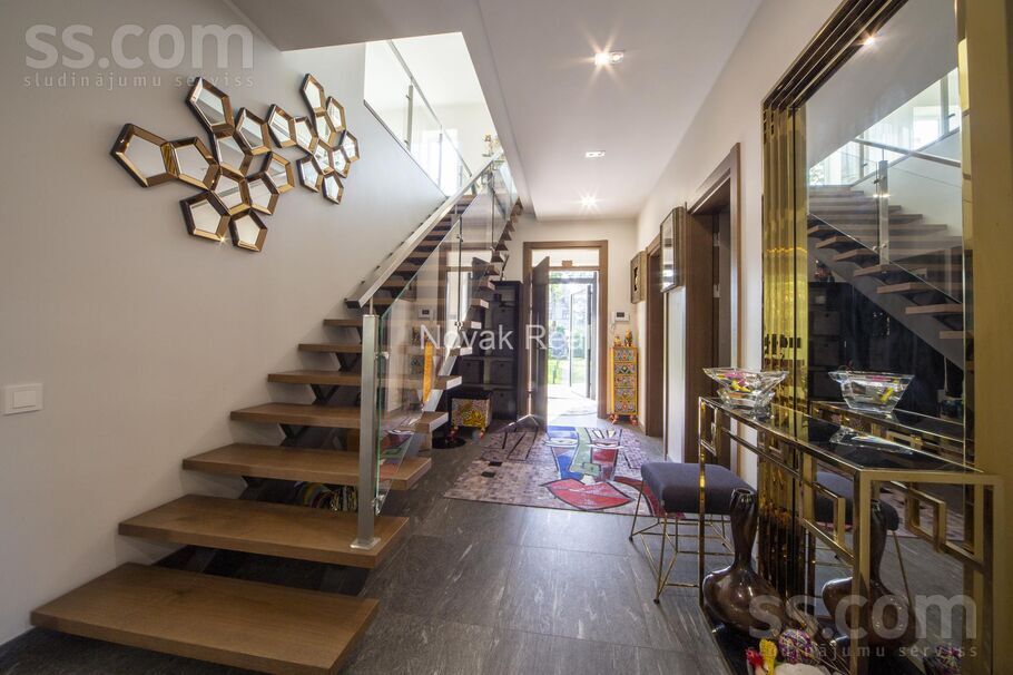 Ezeru iela 17, Jūrmala — maja