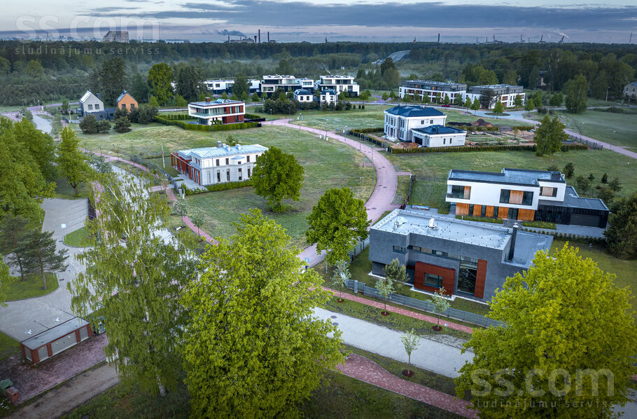 Jaunā Mežaparka 5, Rīga — zeme