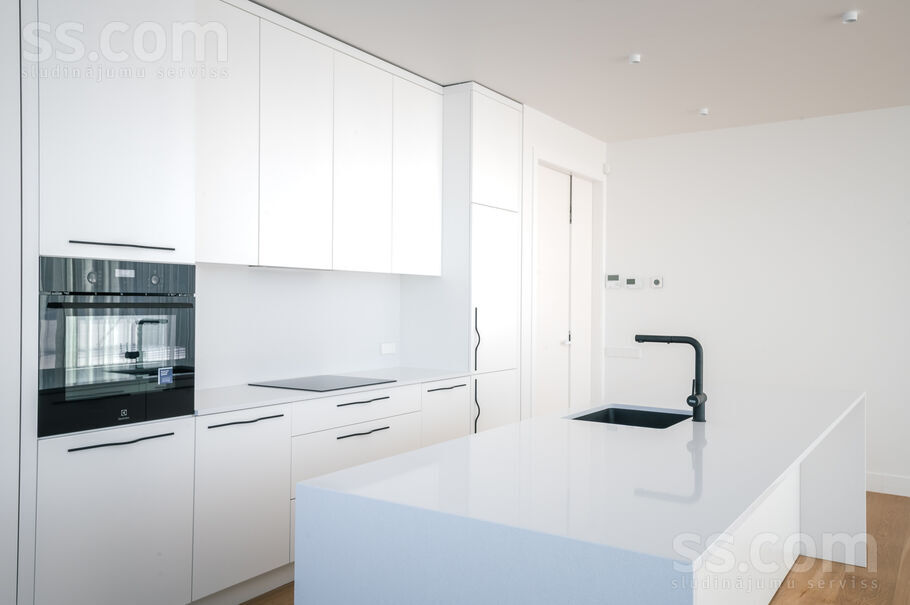 Jaunā Mežaparka 42, Rīga — maja