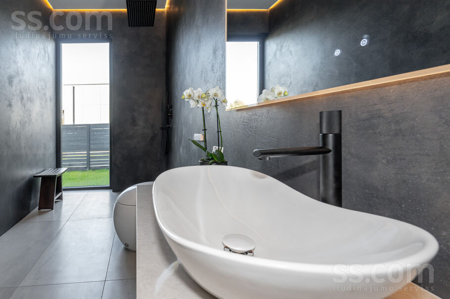 Mežavēju iela 8, Mārupe, Rīgas rajons, Mārupes pag. — maja