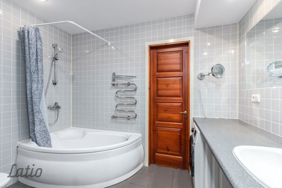 Sudrabu Edžus iela 16, Rīga