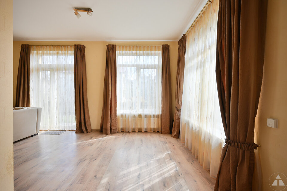 Kalnu iela 25b, Jūrmala