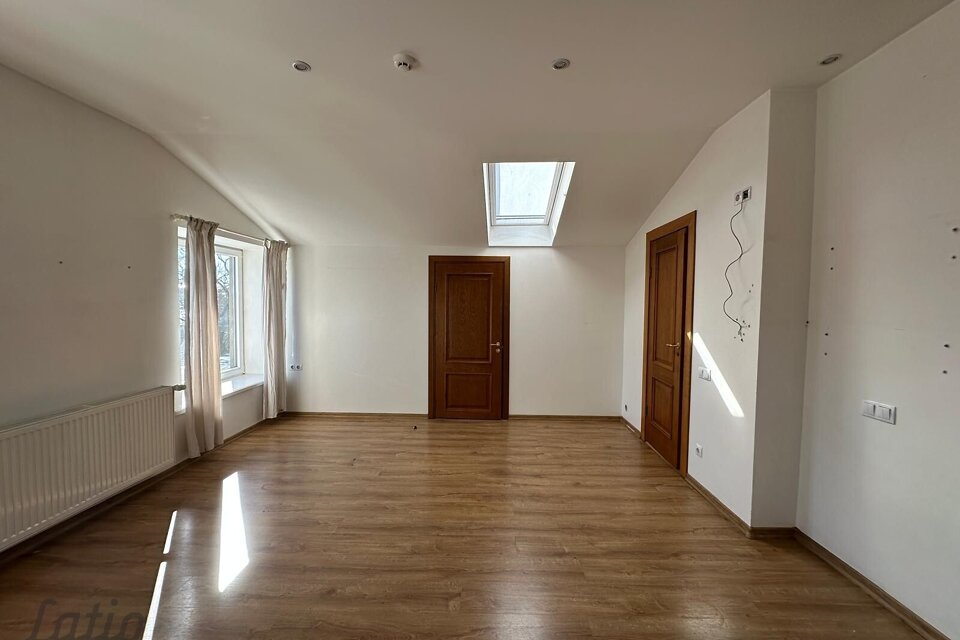 Sparģeļu iela 10, Rīga