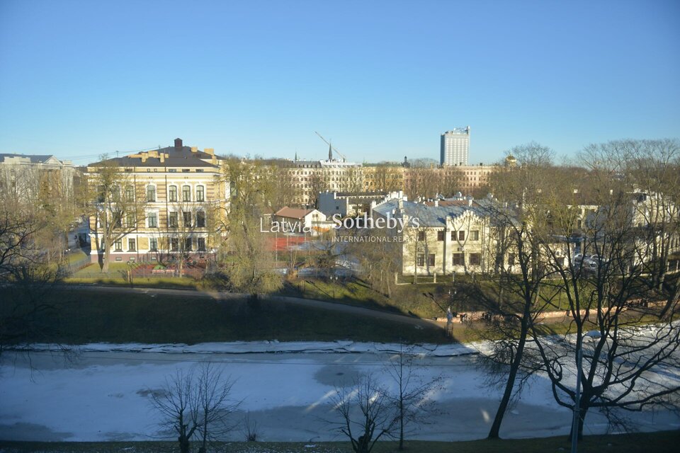 Zigfrīda Annas Meierovica bulvāris 4, Rīga