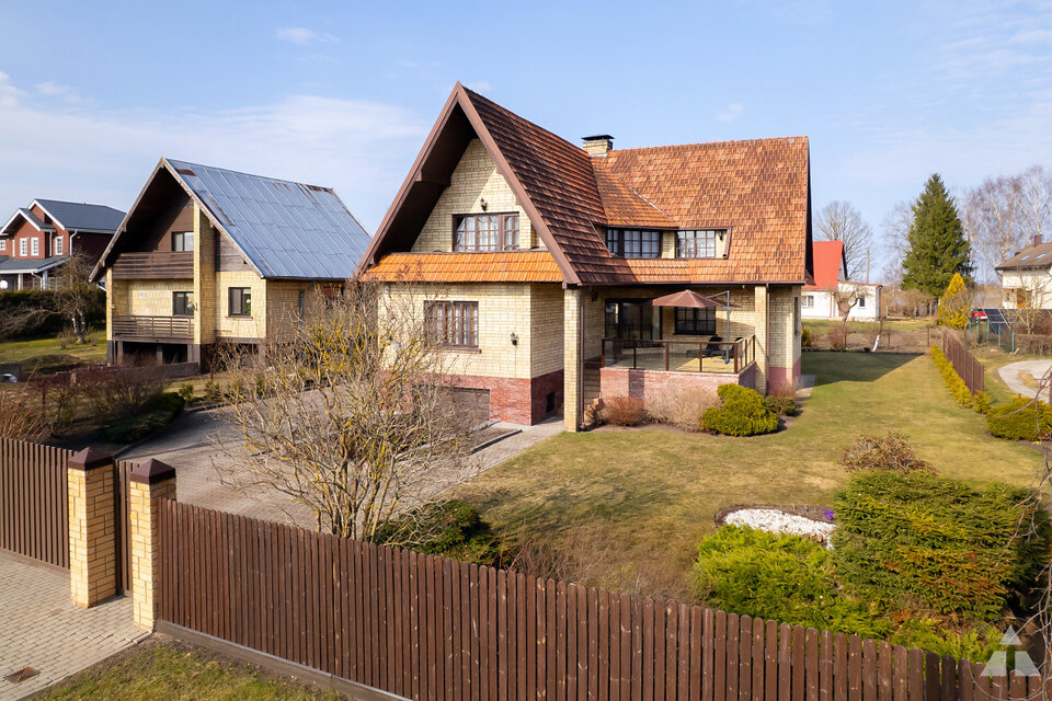 Tulpju iela 11, Rīga