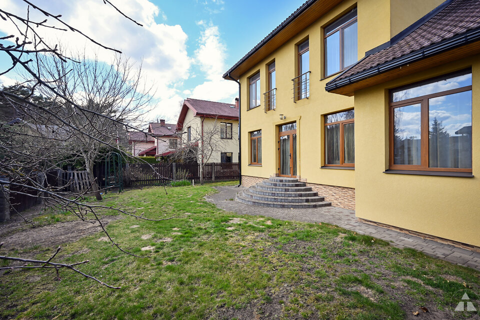 Kalnu iela 25b, Jūrmala