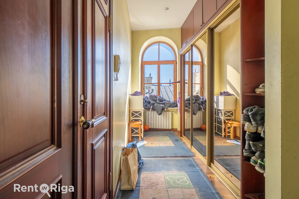 Mazā Smilšu iela 12, Rīga