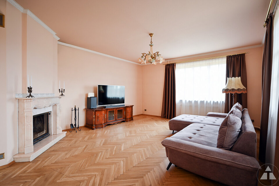 Tulpju iela 11, Rīga