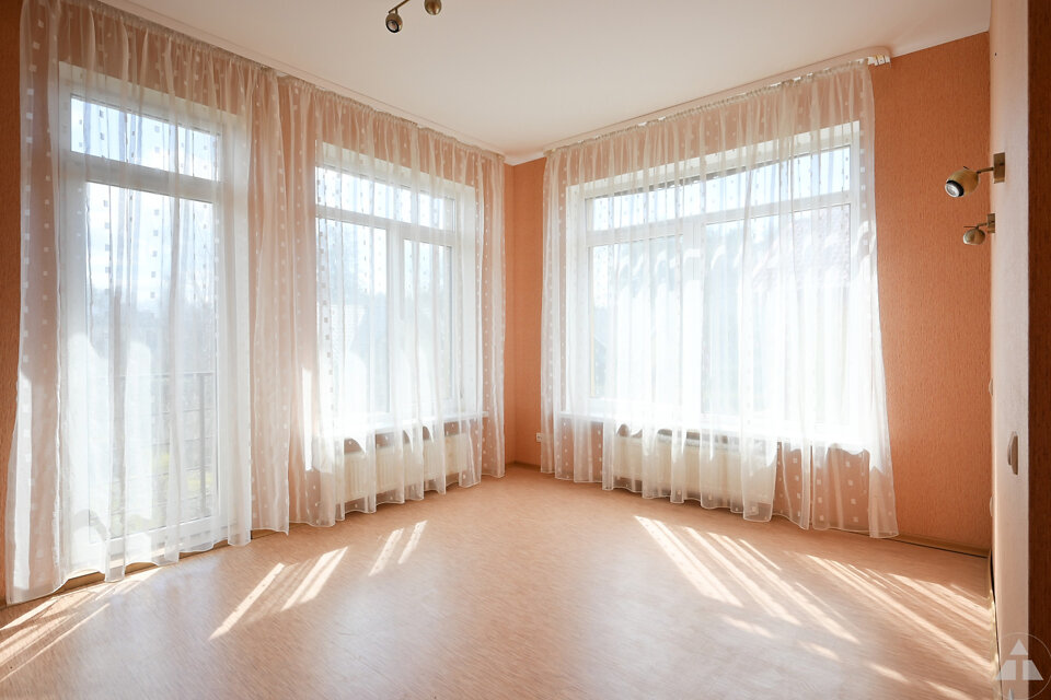 Kalnu iela 25b, Jūrmala