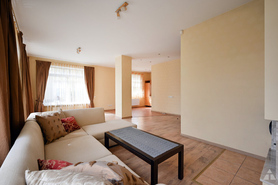 Kalnu iela 25b, Jūrmala