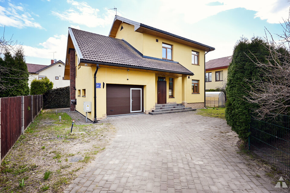 Kalnu iela 25b, Jūrmala