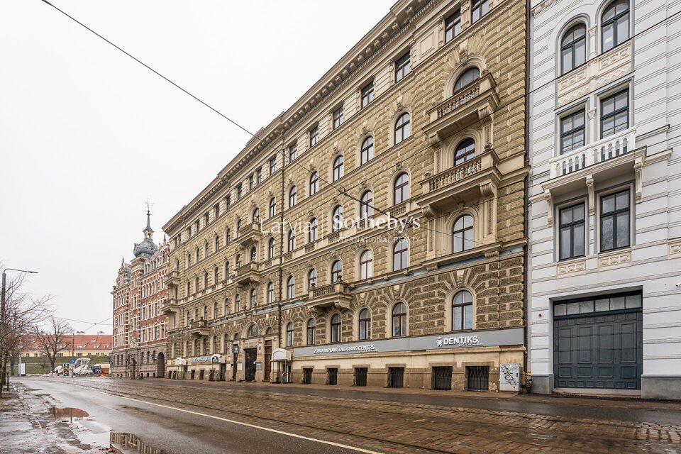 Zigfrīda Annas Meierovica bulvāris 4, Rīga
