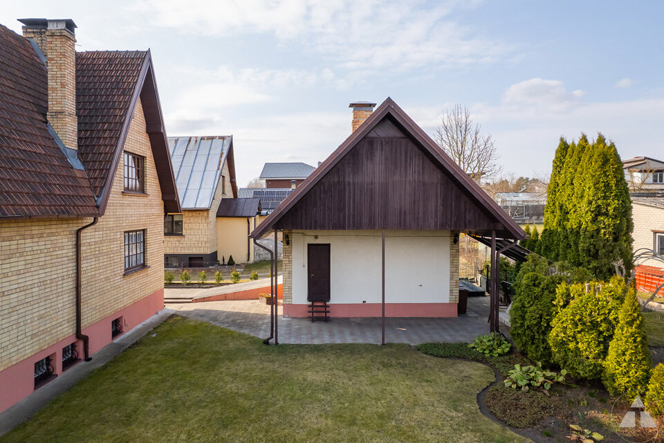 Tulpju iela 11, Rīga