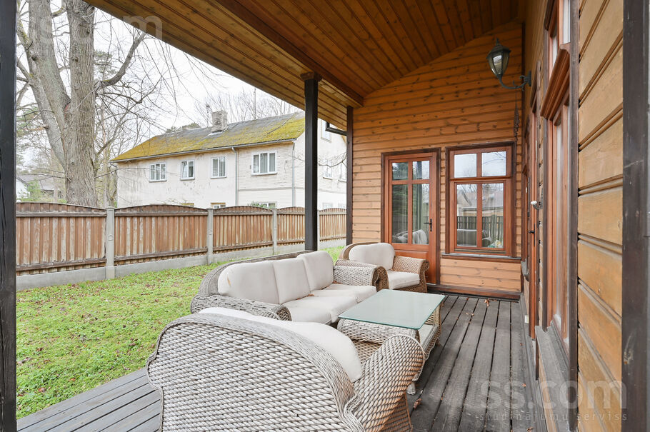 Omnibusa iela 8b, Jūrmala — maja