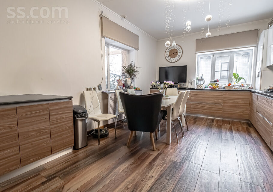 Zileņu 8, Rīga — maja