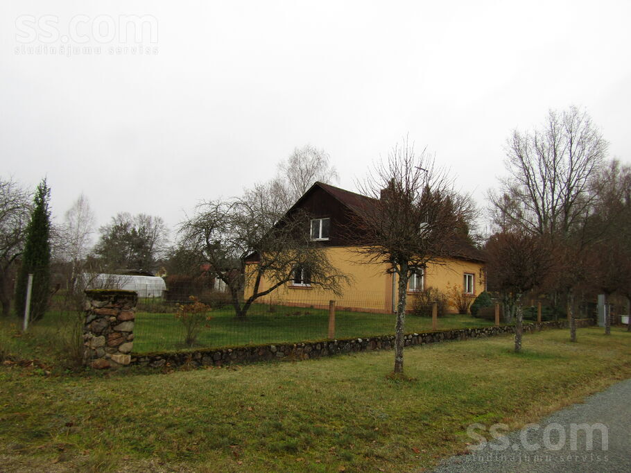 Ziedugravas iela 1, Valka un raj., Strenči — maja