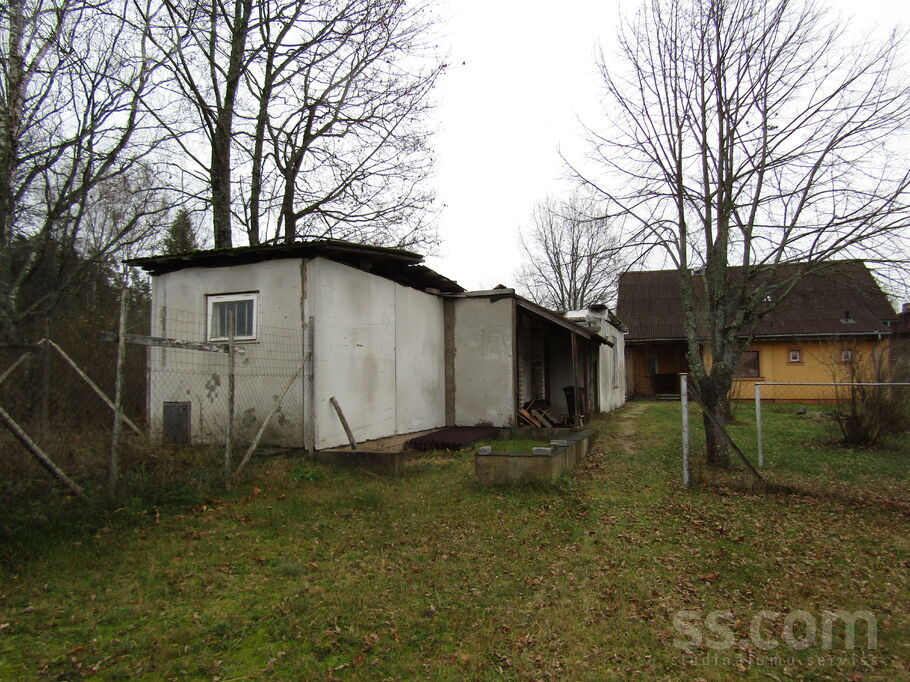 Ziedugravas iela 1, Valka un raj., Strenči — maja