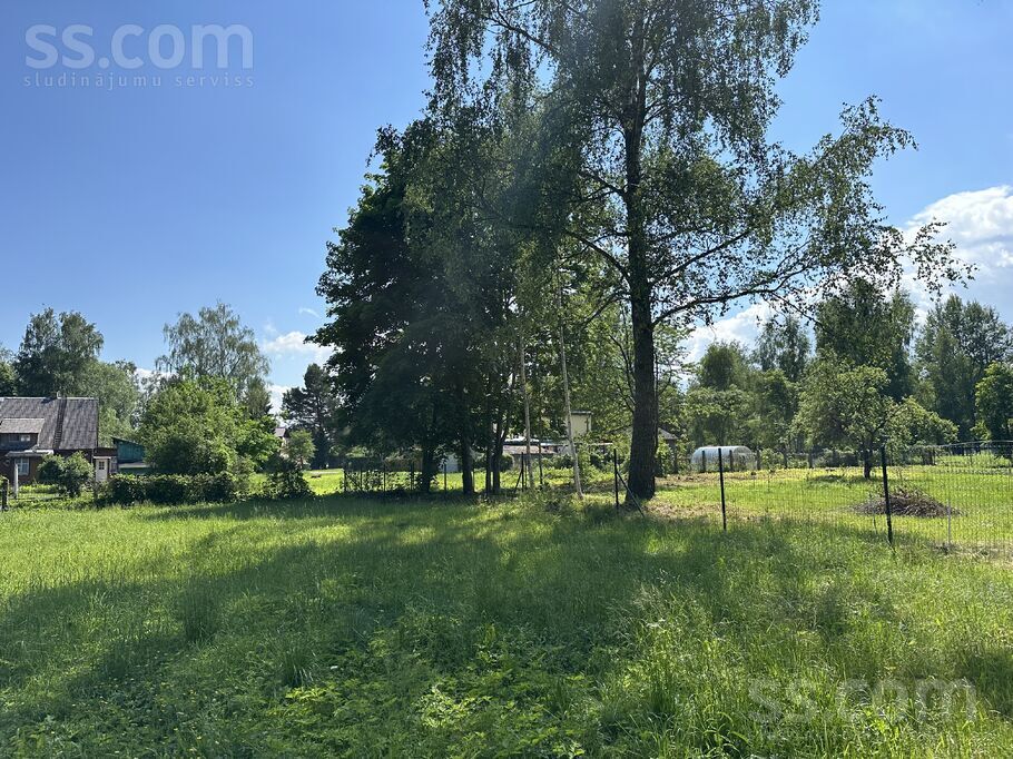 Mežrozīšu 17, Jūrmala — zeme