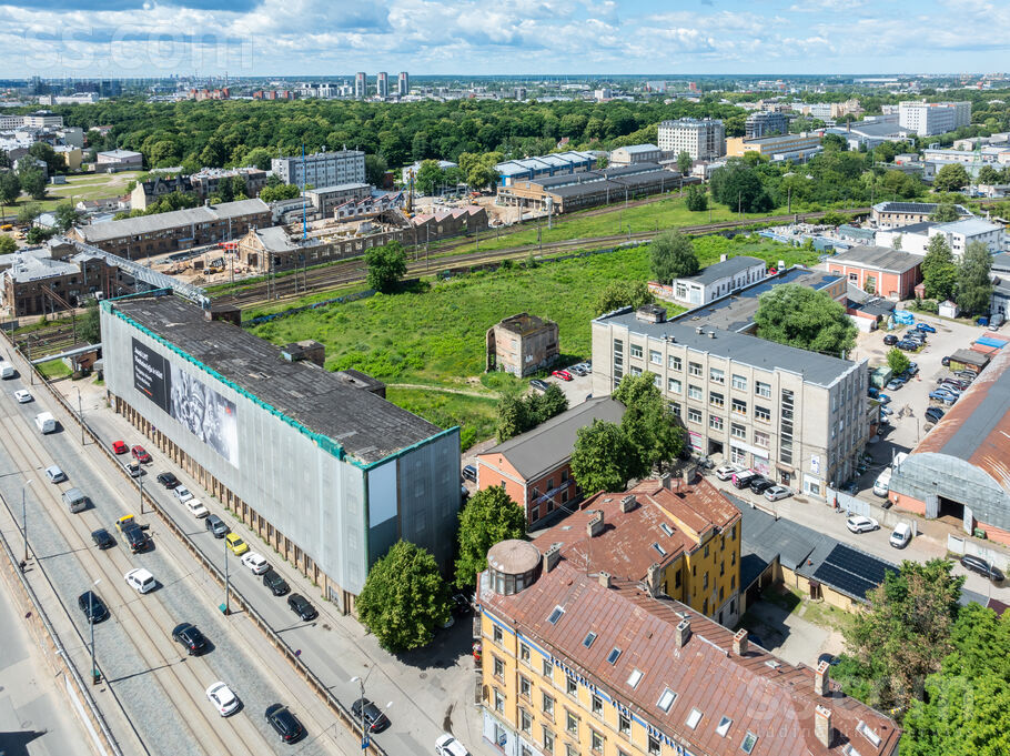Brīvības gatve 193, Rīga — zeme