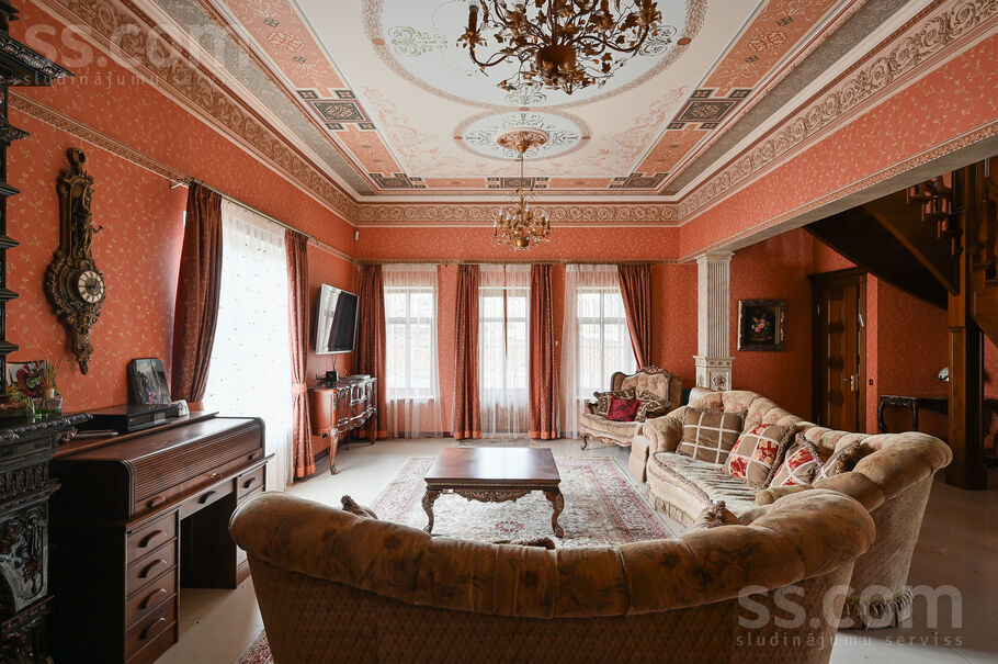 Omnibusa iela 8b, Jūrmala — maja