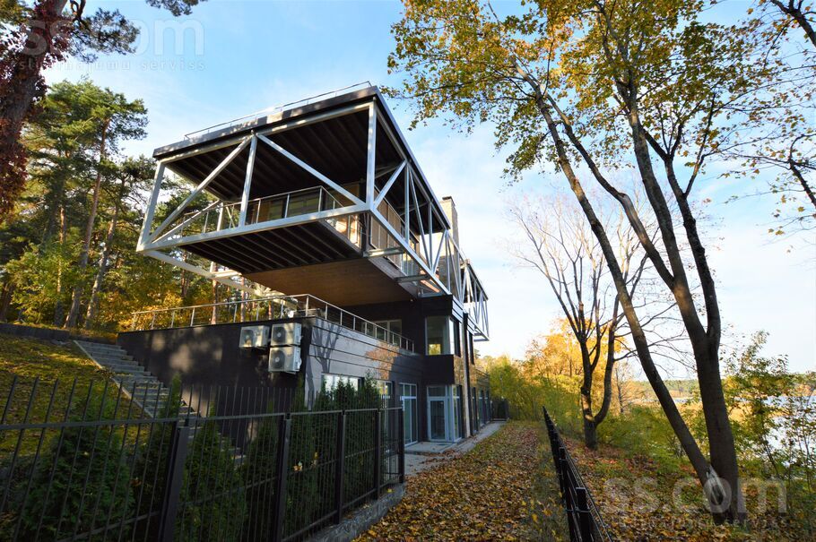 Ezermalas 44, Rīga — maja