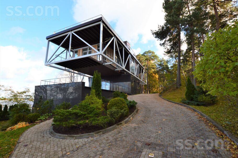 Ezermalas 44, Rīga — maja