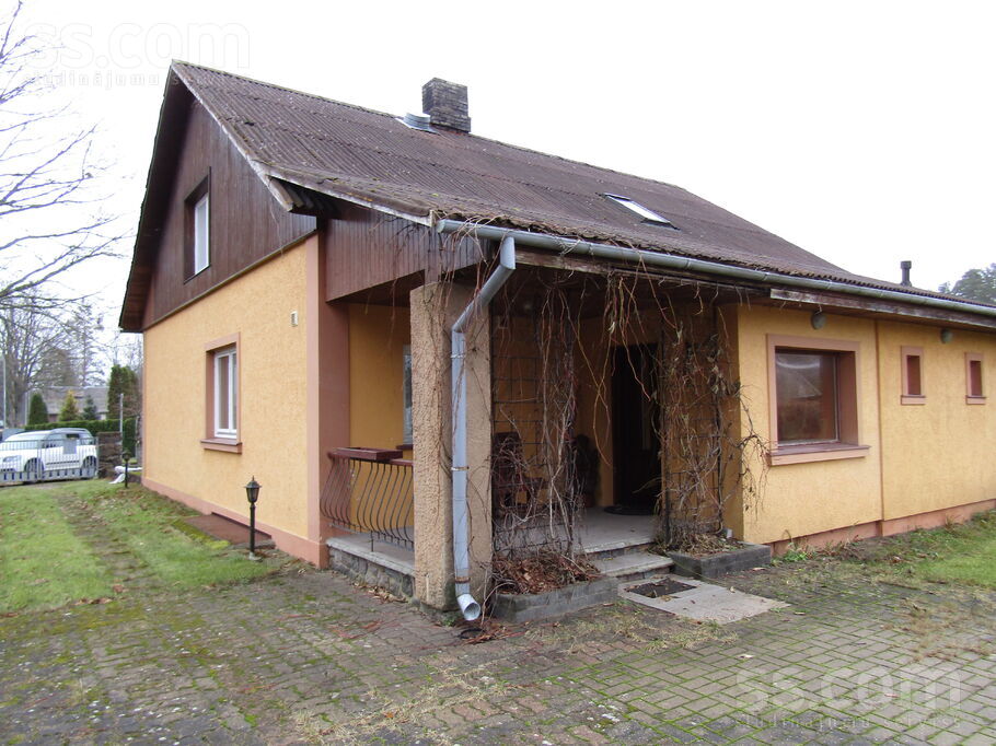 Ziedugravas iela 1, Valka un raj., Strenči — maja