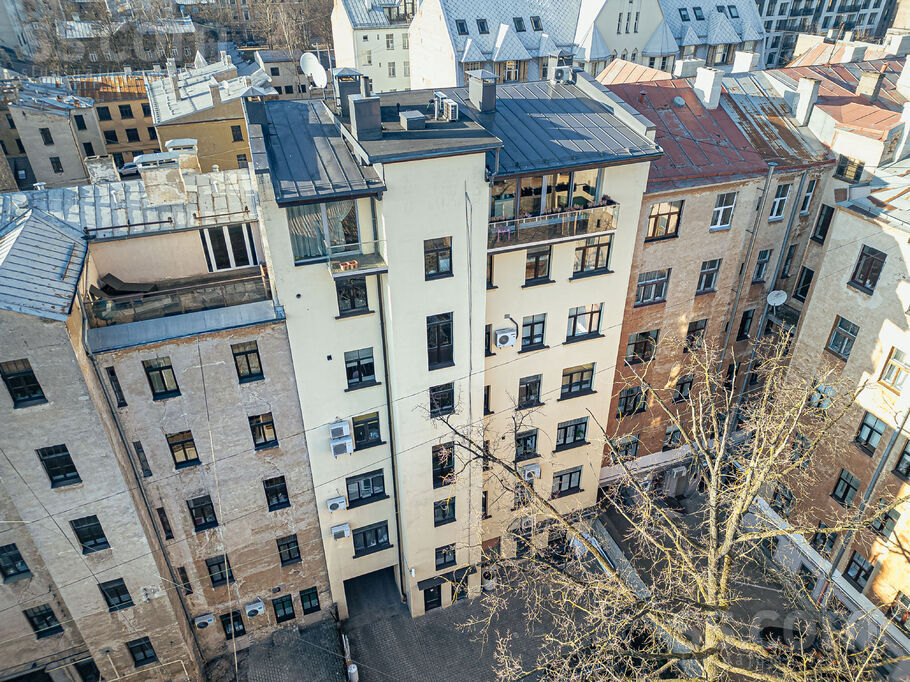 Čaka 80, Rīga — maja