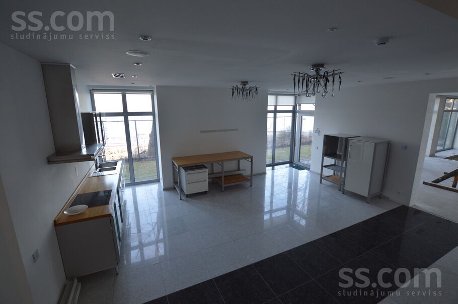 Ezermalas 44, Rīga — maja