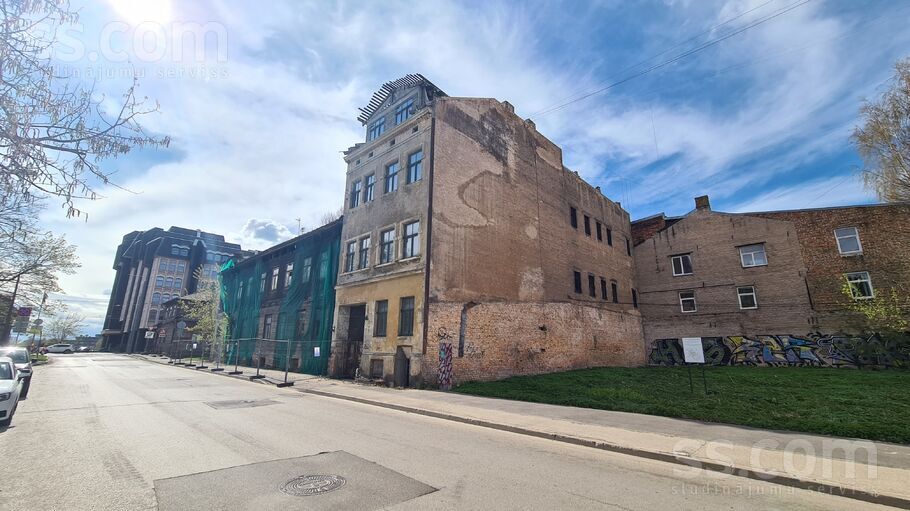 Dzirnavu 136, Rīga — maja