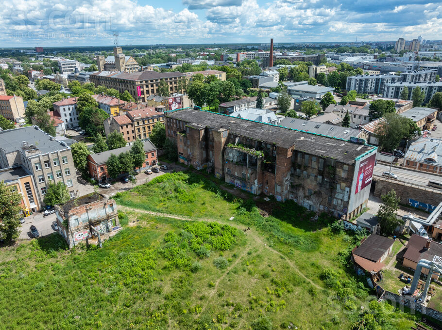Brīvības gatve 193, Rīga — zeme