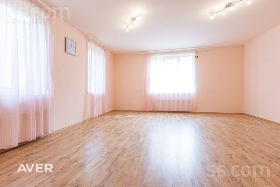 Kuģu iela 15, Jūrmala — maja