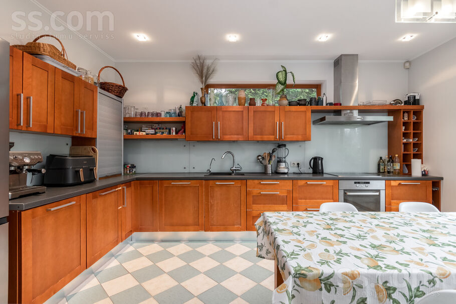 Zolitūdes 54, Rīga — maja