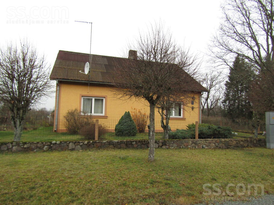 Ziedugravas iela 1, Valka un raj., Strenči — maja