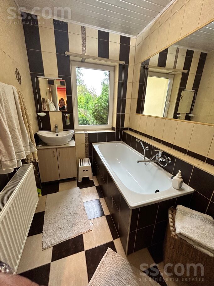 Viršu 20, Piņķi, Rīgas rajons, Babītes pag. — maja