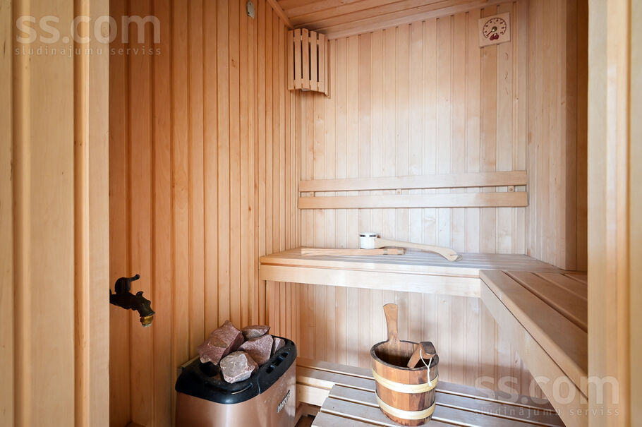 Omnibusa iela 8b, Jūrmala — maja