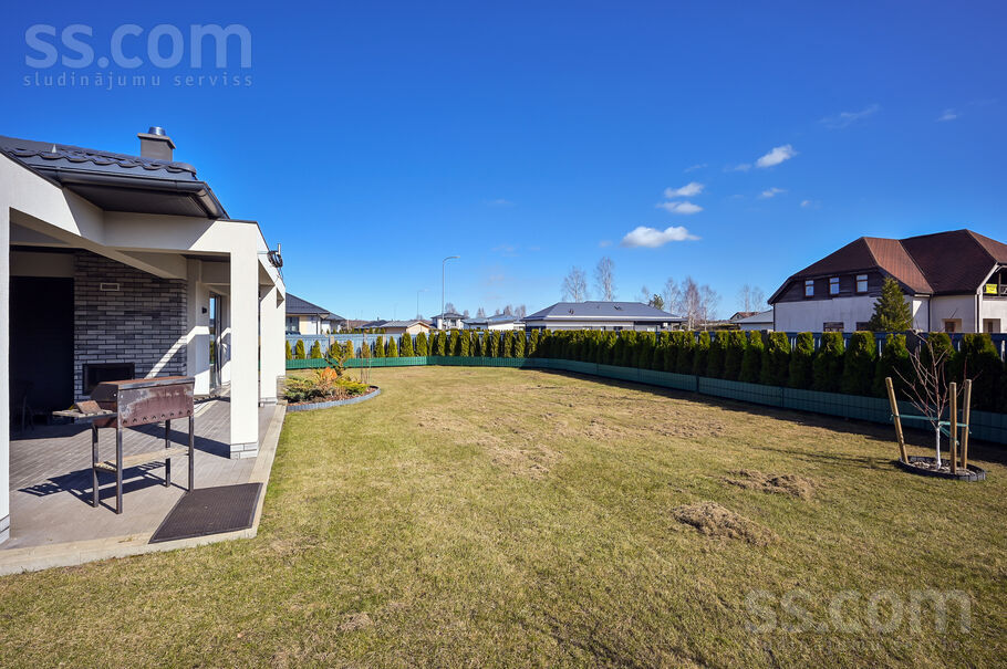 Mango iela 1, Mežāres, Rīgas rajons, Babītes pag. — maja